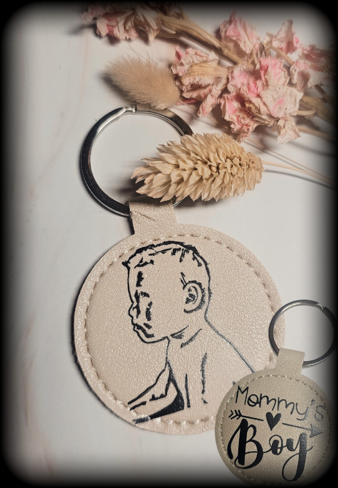 sleutelhanger, lijntekening van foto met tekst.